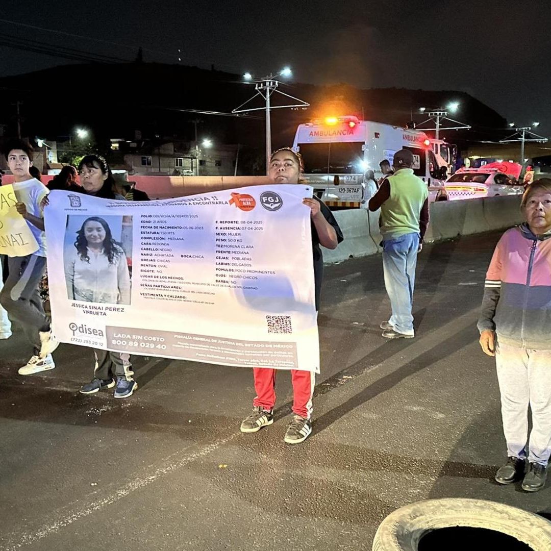 Mujer Desaparece en su Propia Casa en Valle de Chalco; Familia Bloquea la México-Puebla