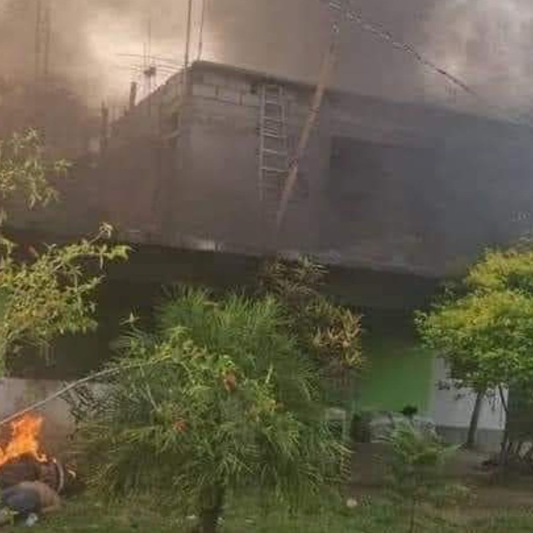 Usuarios reportaron el incendio de varias casas y vehículos tras el enfrentamiento armado entre presuntos sicarios