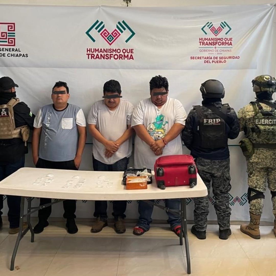 Junto con Ataulfo “N”, al centro, fueron detenidos otros dos hombres en posesión de varias dosis de droga.