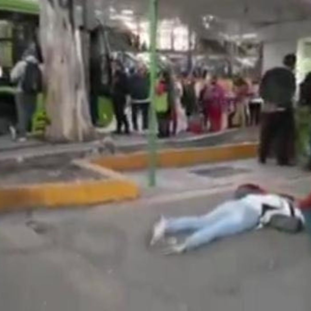Mujer Corre para Alcanzar la Combi y Sufre Aparatoso Accidente en Metro Oceanía