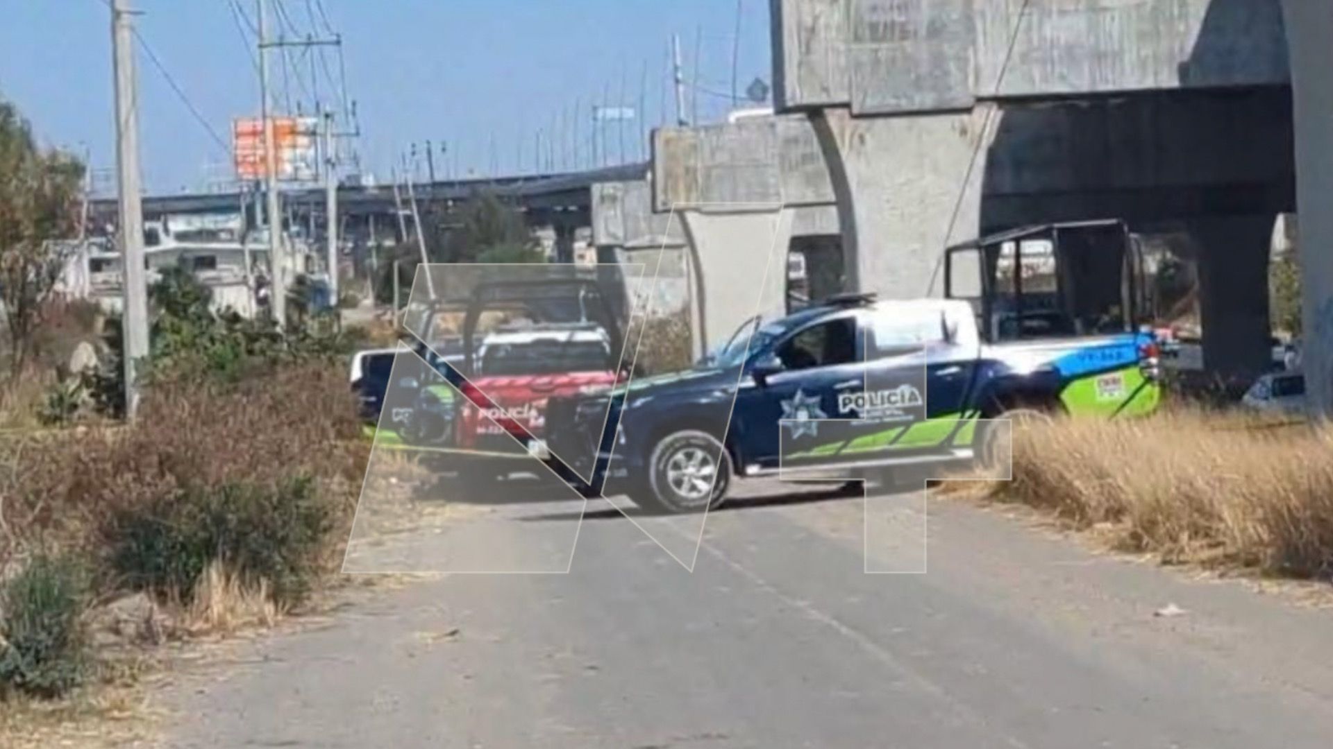 Un hombre murió en una alcantarilla a un costado de la autopista México-Puebla.