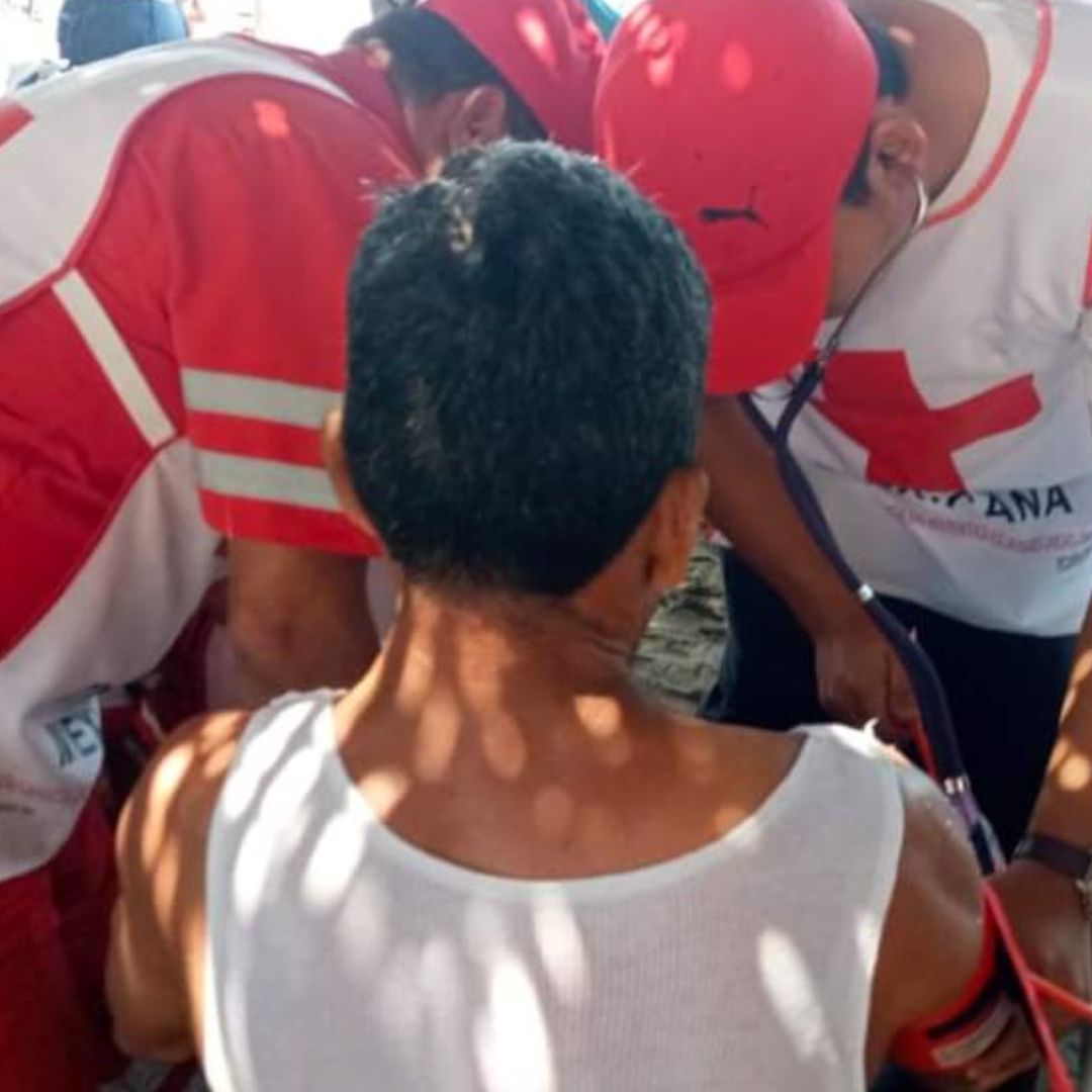 Rescatan a 3 personas que se ahogaban en playa Palmitas en Agua Dulce, Veracruz