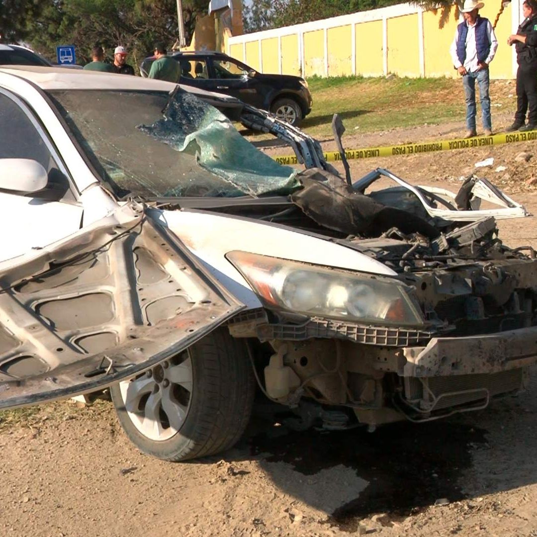 Un hombre murió tras salir eyectado del automóvil y 7 personas resultaron lesionadas.