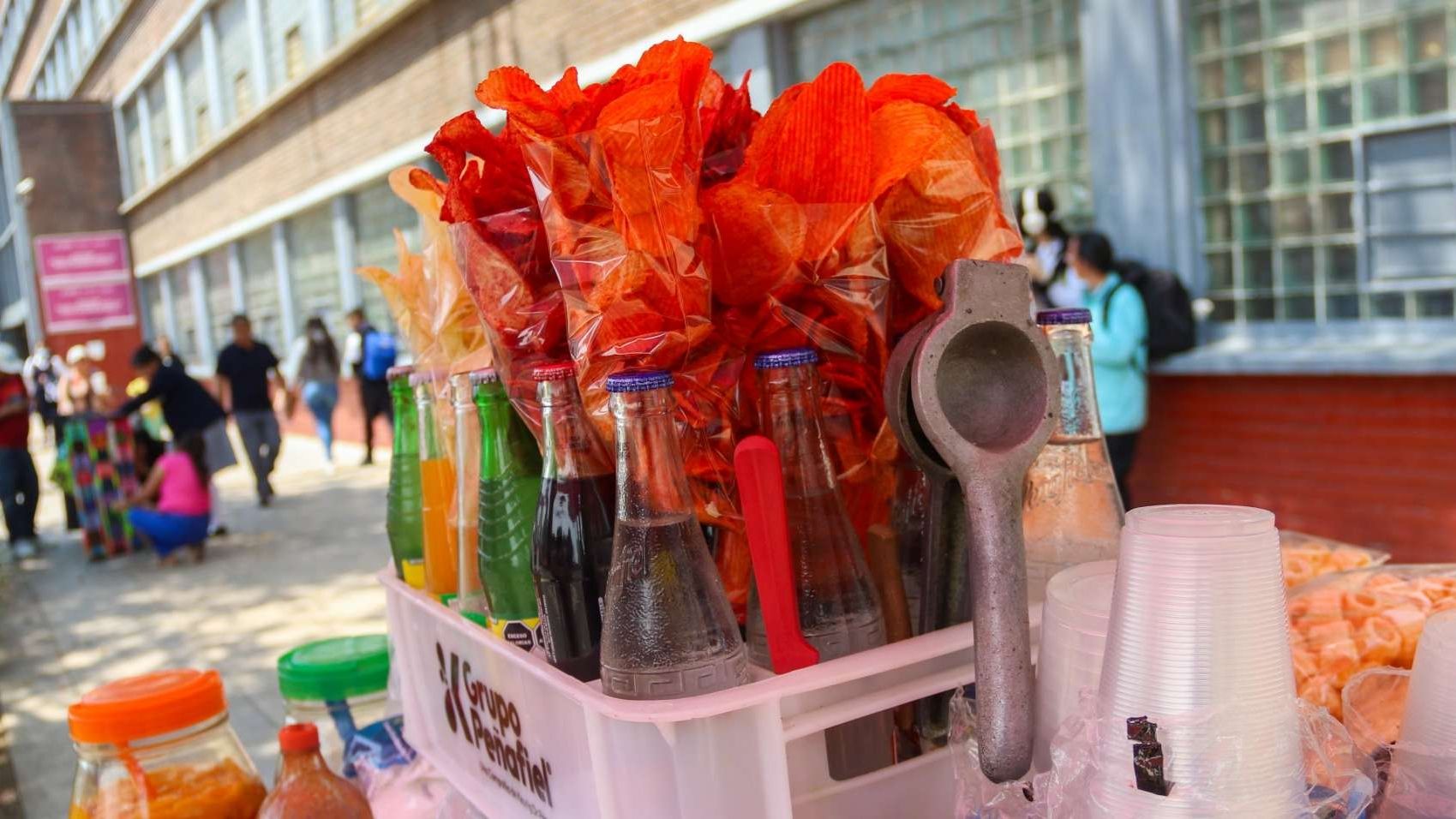La SEP prohibió la venta de alimentos chatarra en las escuelas