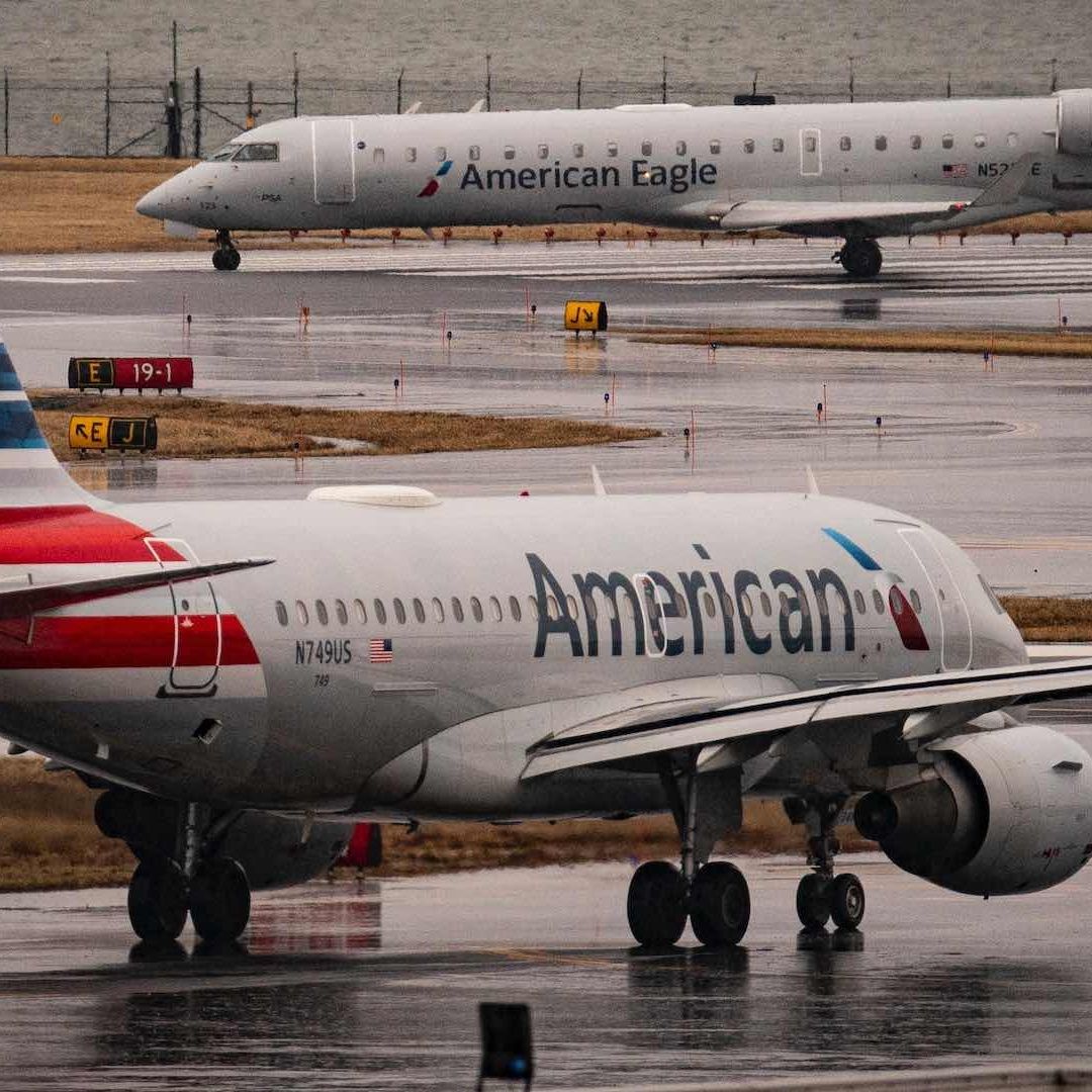 Aviones chocan las alas en aeropuerto de Washington, Estados Unidos