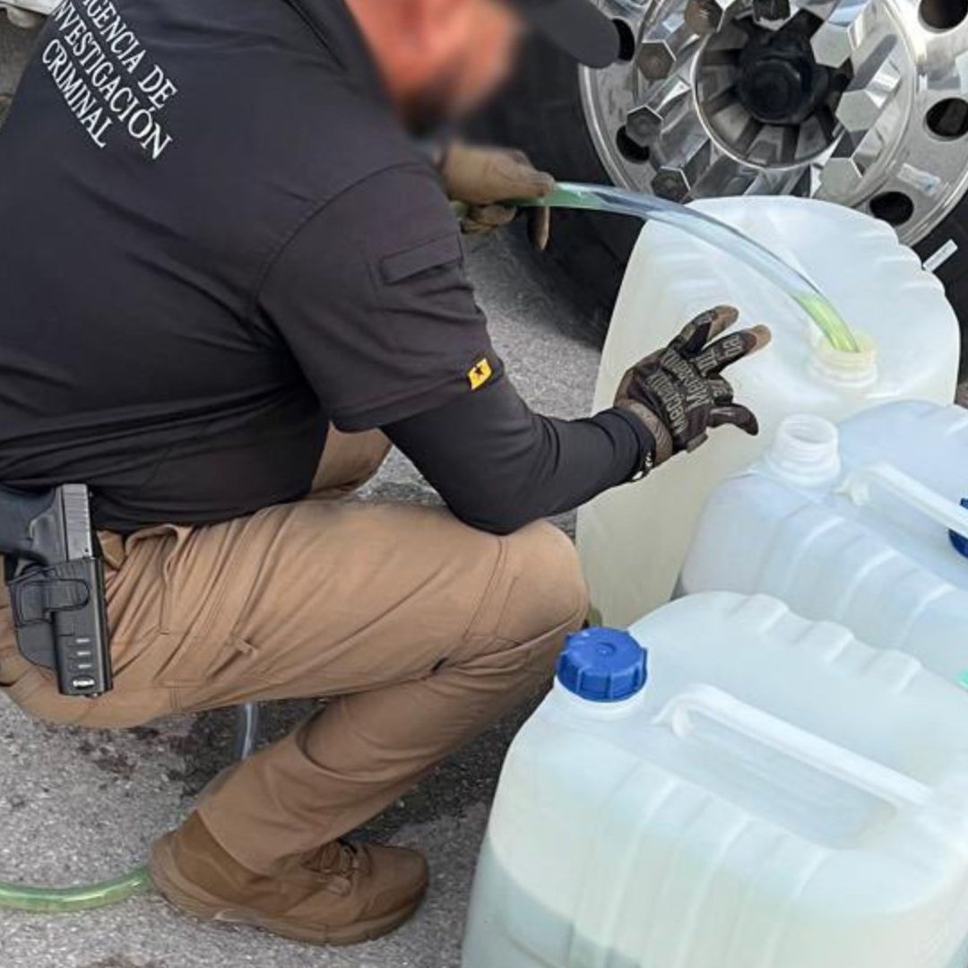 Detienen a un hombre que transportaba 250 litros de heroína líquida en Durango.