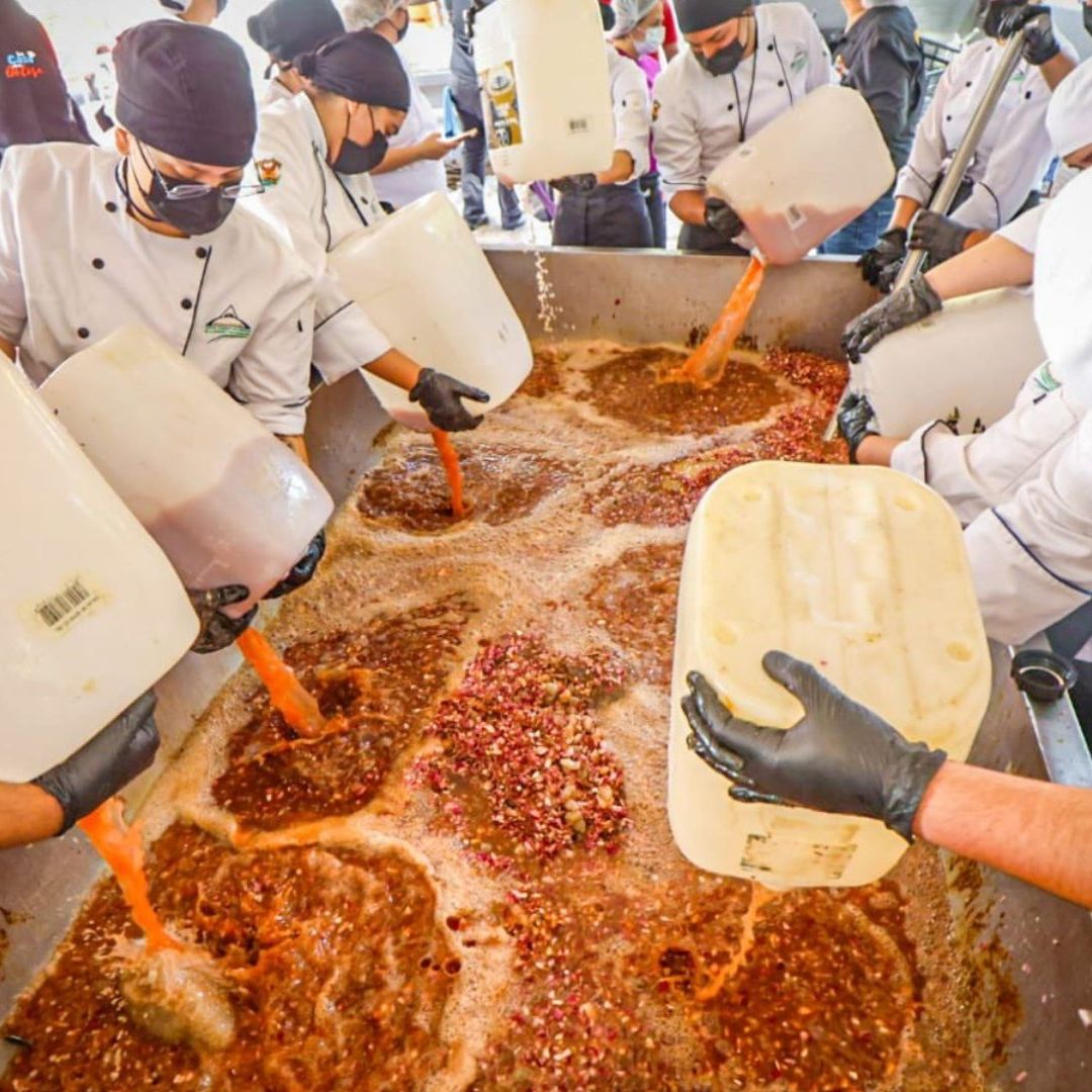 Preparan 3 toneladas de ceviche para apoyar a restauranteros afectados por violencia en Culiacán.
