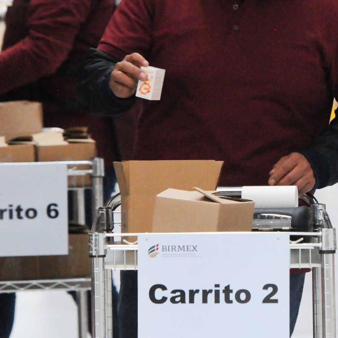 empleado acomoda medicamentos dentro de caja
