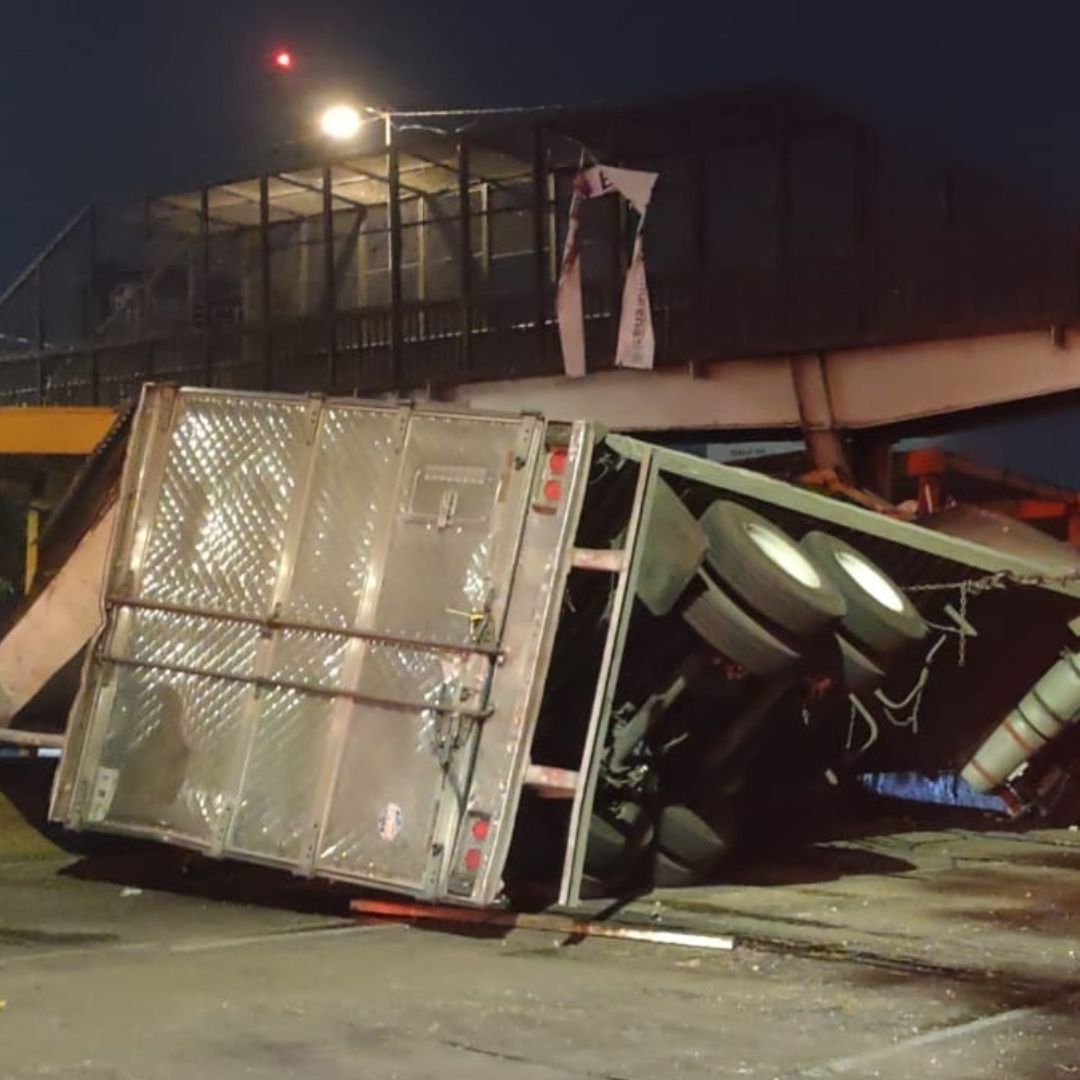 Severa Afectación en Circuito Interior por Volcadura de Tráiler; Dan Alternativas Viales