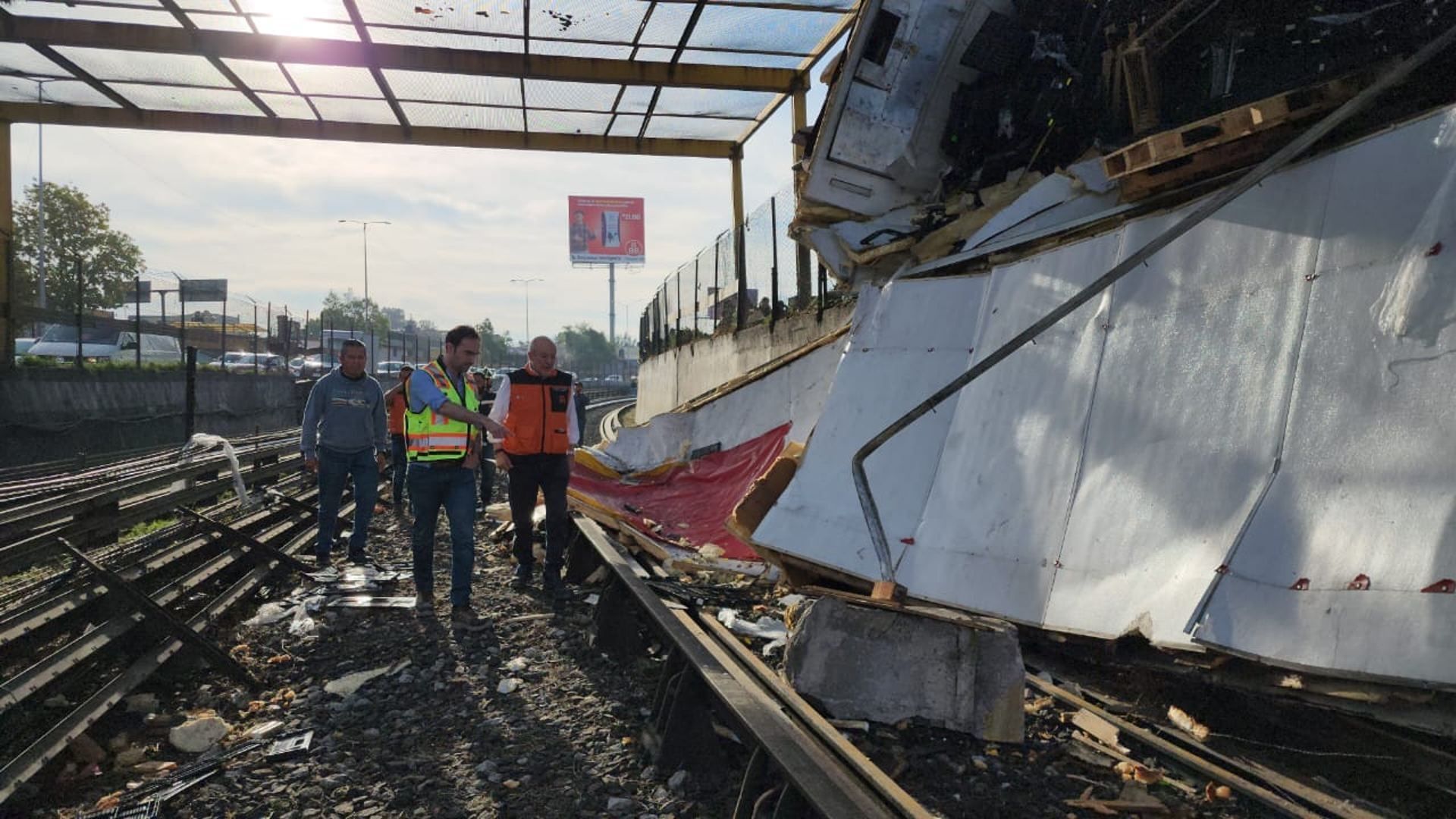 Volcadura de tráiler deja severas afectaciones en Línea 5 del Metro CDMX