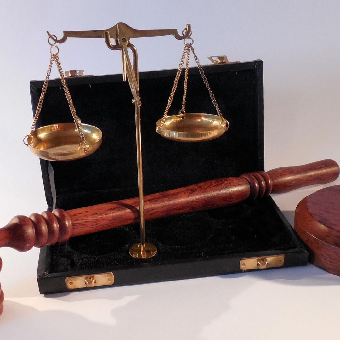 Dan Más de 4 Años de Cárcel a Sujeto por Arrancar a Su Hermano Parte del Dedo de una Mordida