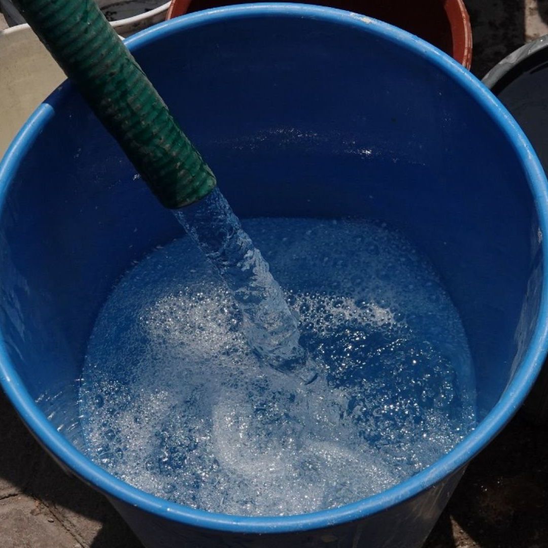 Denuncian olor a combustible en agua de la alcaldía Benito Juárez
