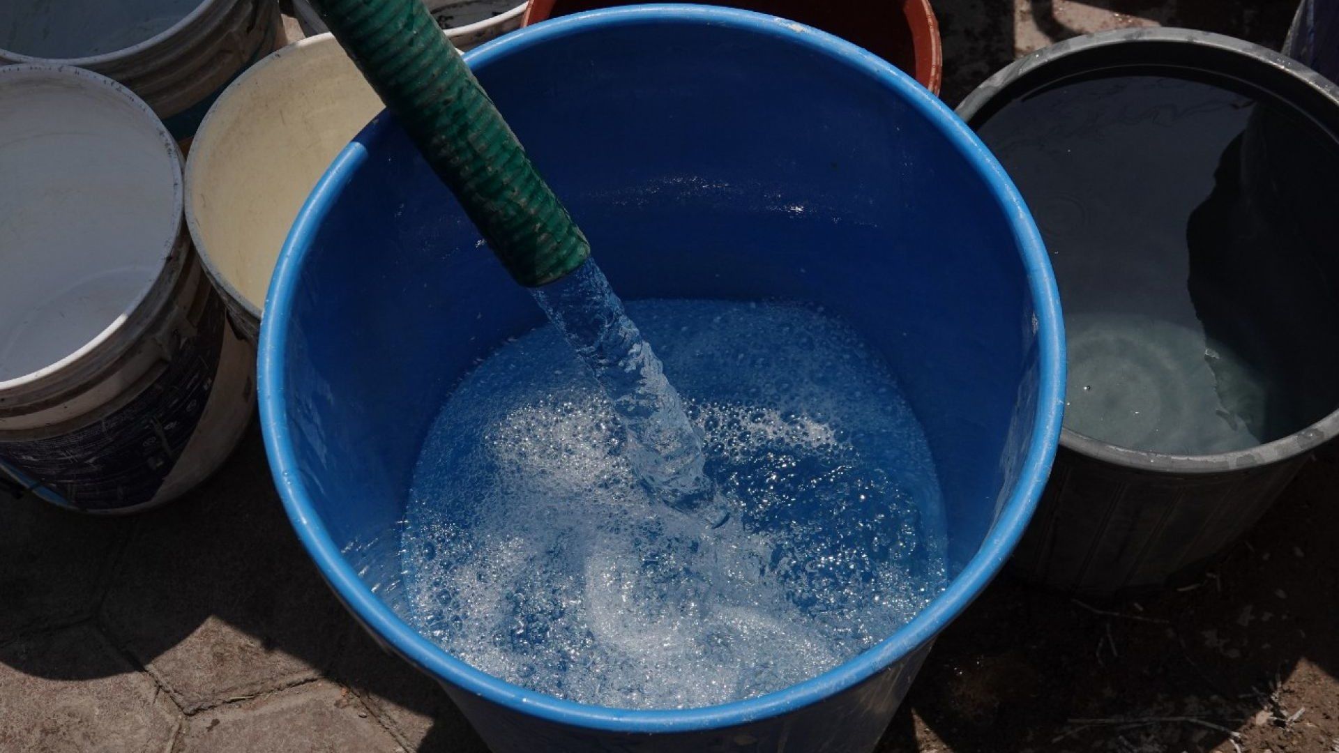 Denuncian olor a combustible en agua de la alcaldía Benito Juárez