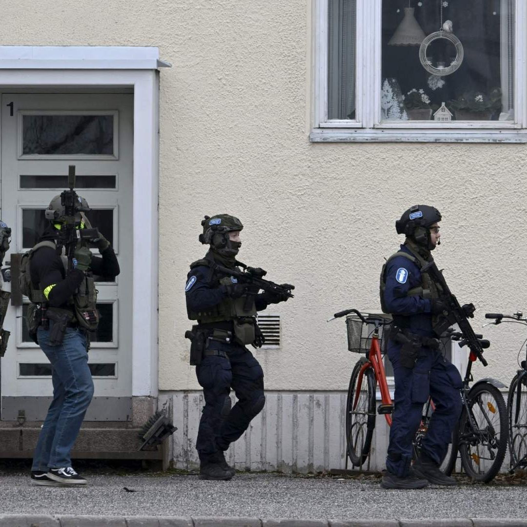 Detienen a Menor de 12 por Tiroteo en Escuela de Finlandia que Dejó Varios Menores Heridos
