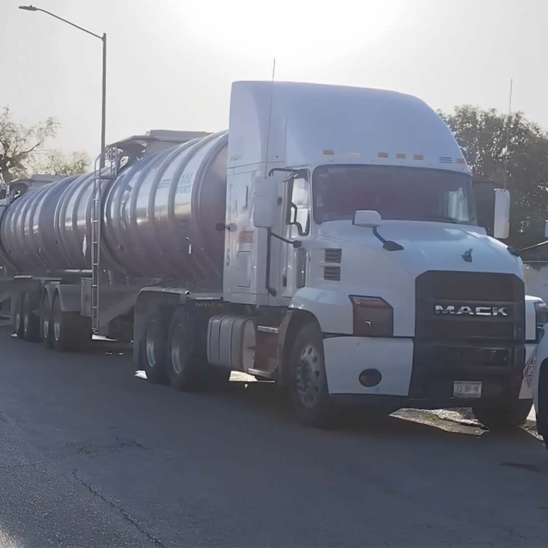 Policía Estatal de Coahuila Asegura Cinco Pipas en Carretera Federal Número 2