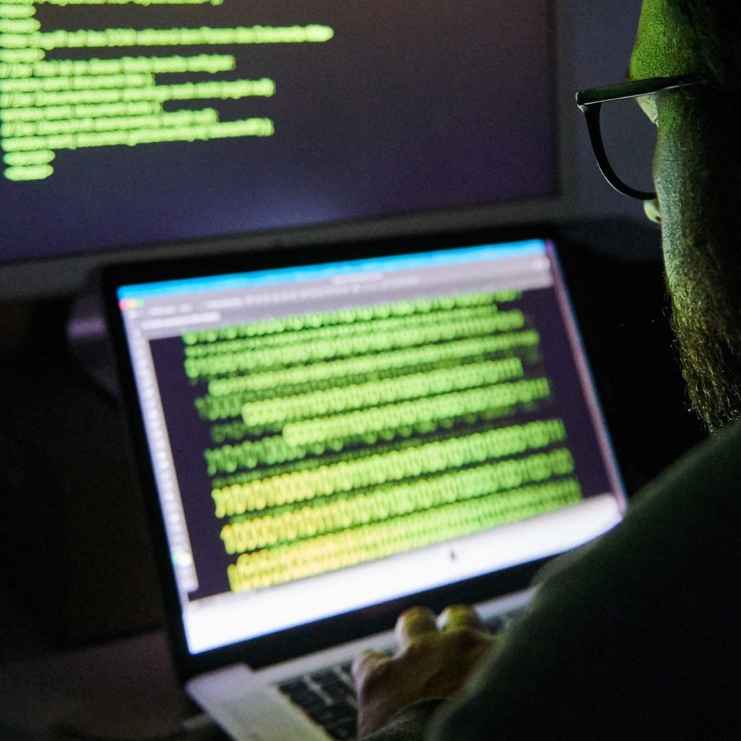 Policía cibernética alerta sobre cómo prevenir delitos en plataformas digitales.