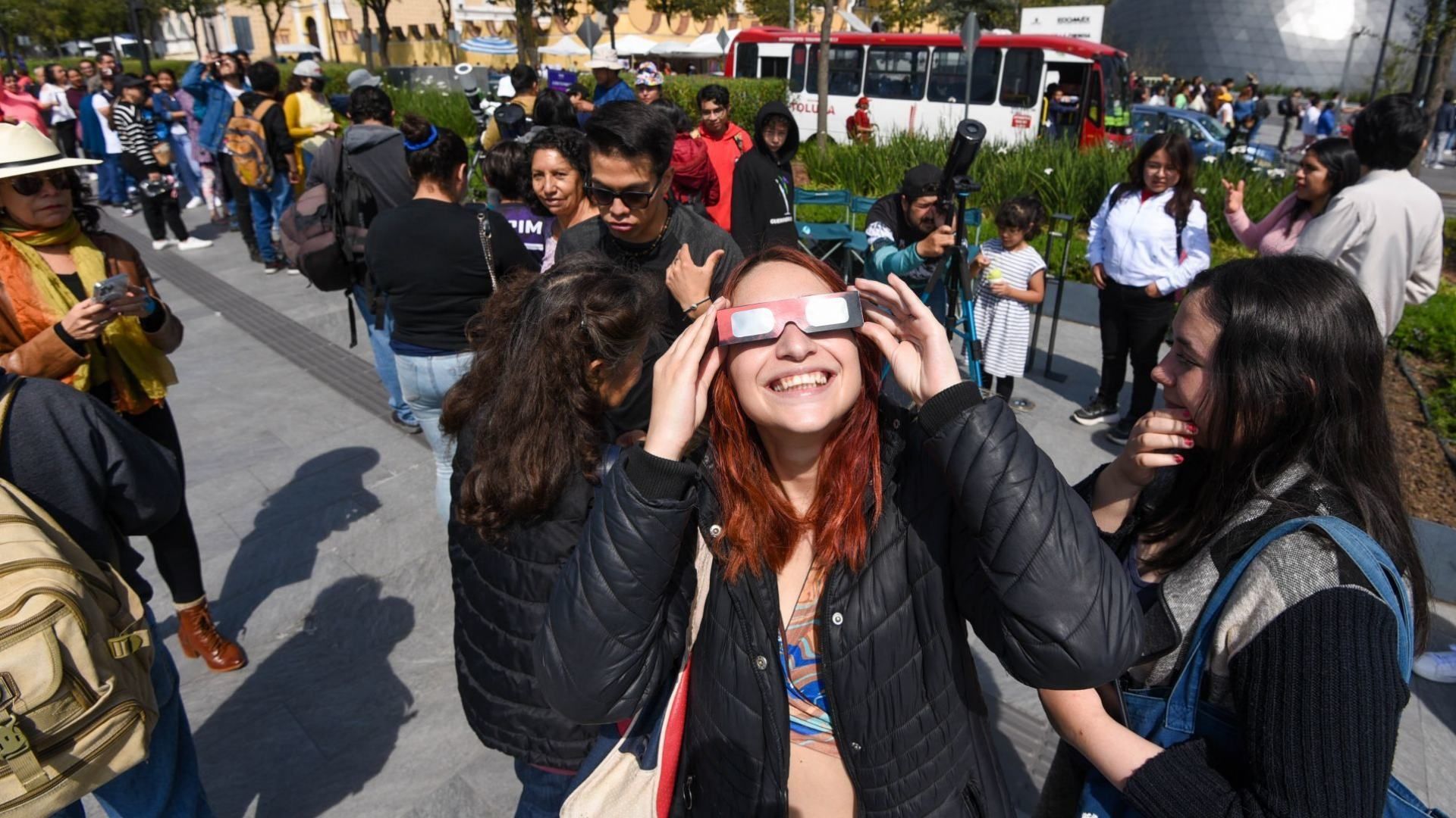 Cómo hacer lentes para ver el Eclipse Solar 2024 este 8 de abril de forma casera