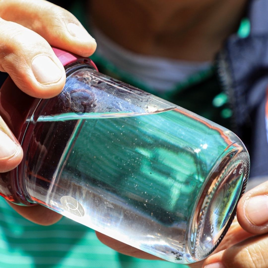 Recolección de agua con olor a combustible