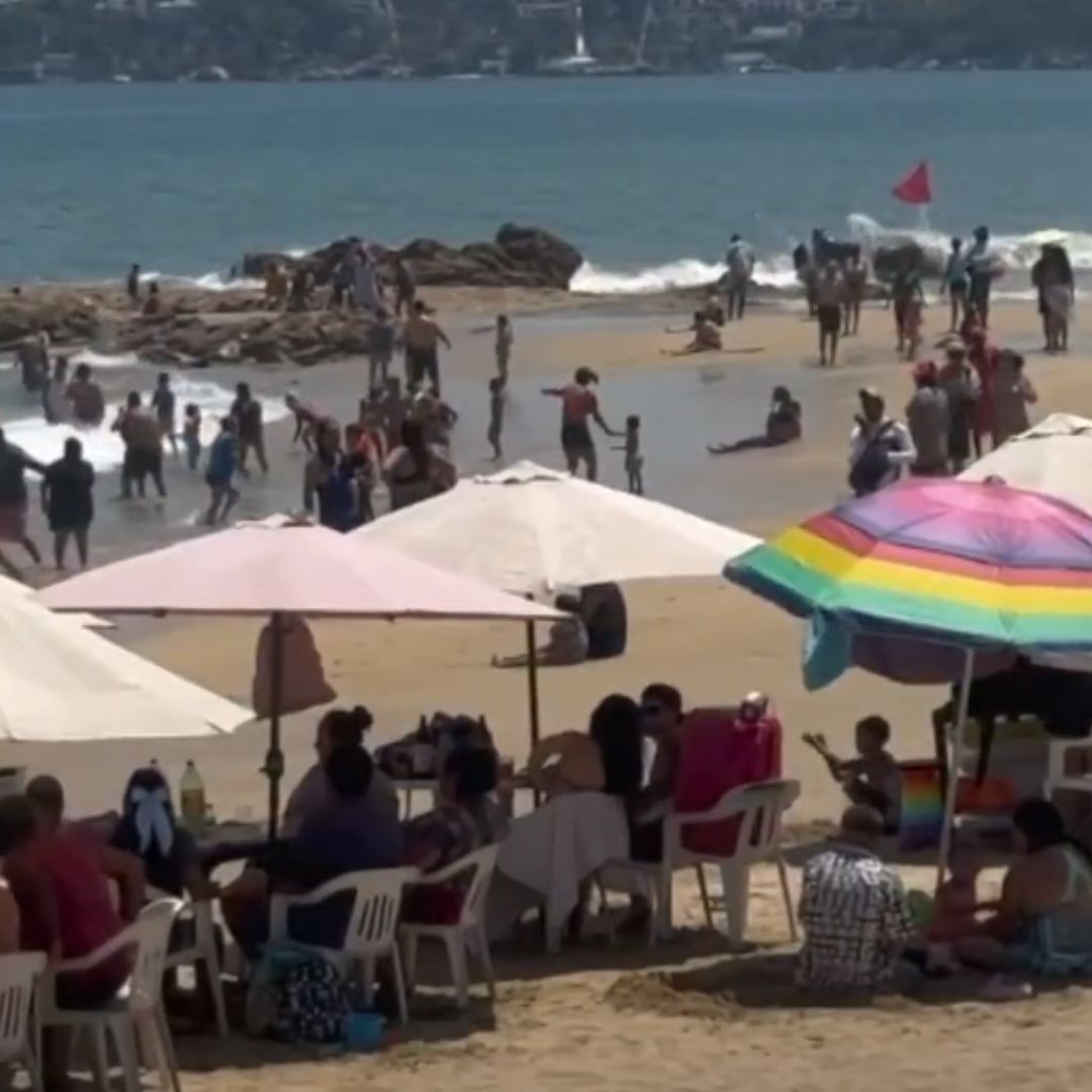 Fuerte Oleaje en Playas de Acapulco en Pleno Inicio de Vacaciones de Semana Santa