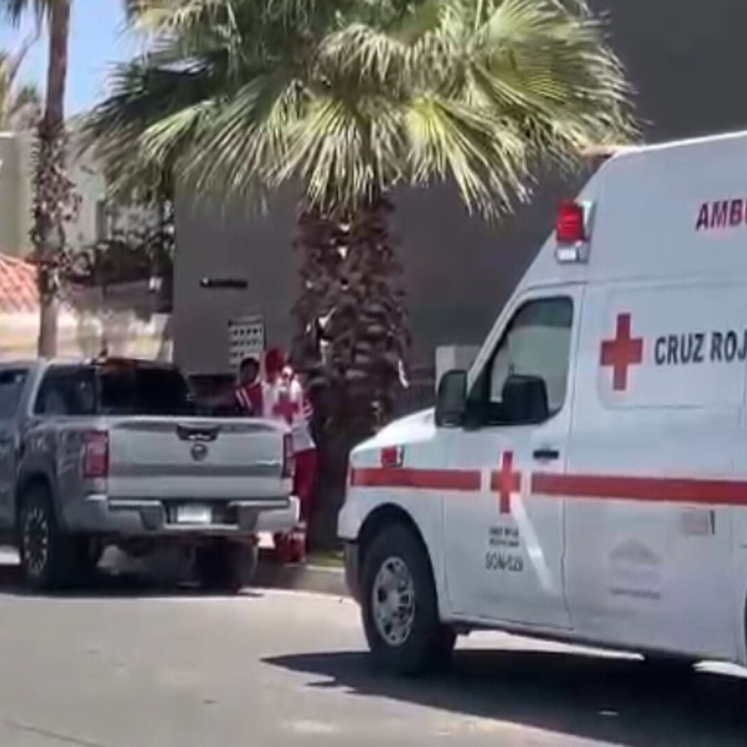 Conductor Vuelca su Auto tras Impactarse con la Acera en Entrada de Residencial en Hermosillo