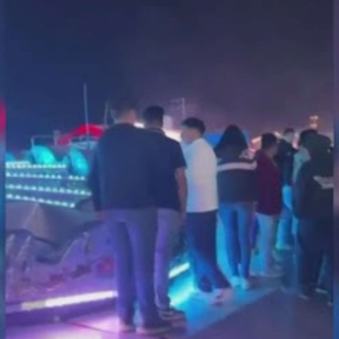 Una mujer murió y otra persona más resultó lesionada luego de salir proyectadas de un carrito de un juego mecánico