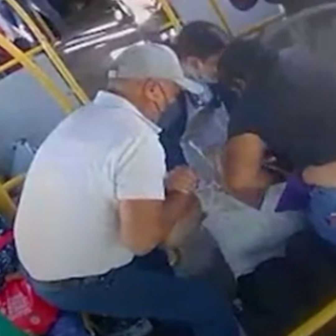 Video: Chofer de Camión y Pasajera Salvan a Abuelita de Morir Atragantada