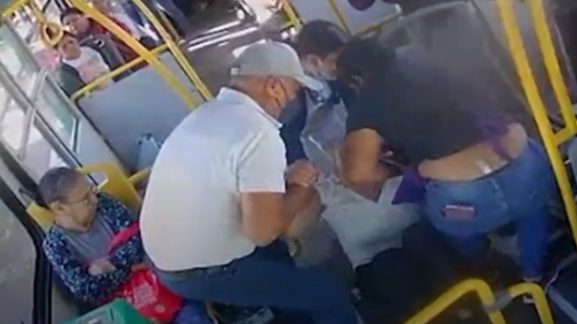 Video: Chofer de Camión y Pasajera Salvan a Abuelita de Morir Atragantada