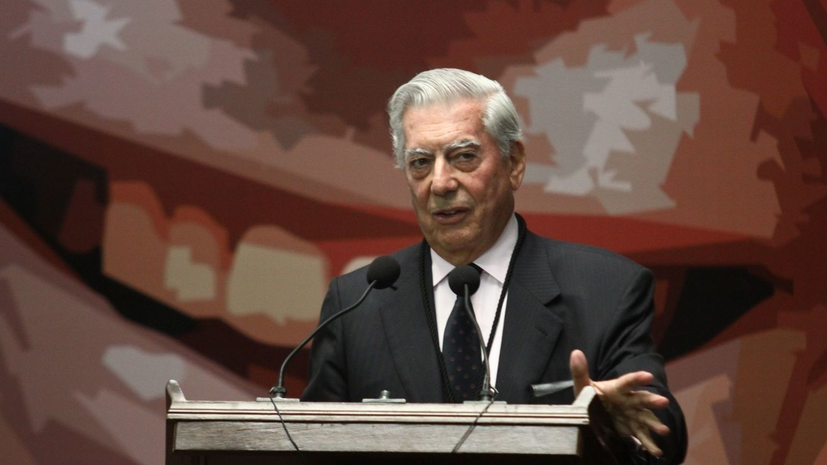 El escritor Mario Vargas Llosa criticó al PRI como "la dictadura perfecta"
