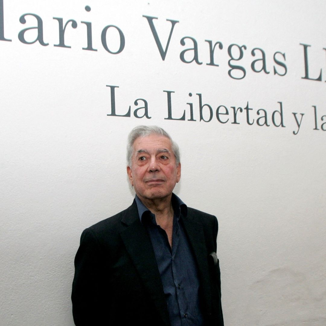 Mario Vargas Llosa posa frente a un anuncio con su nombre