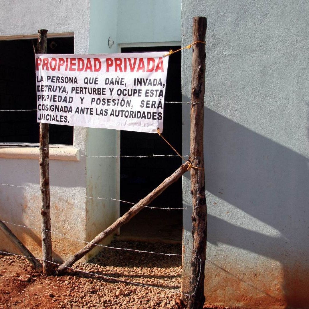 Casa con letrero para evitar la invasión