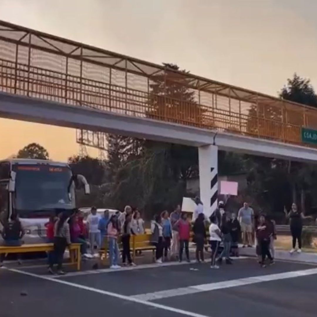 Bloquean autopista México -  Cuernavaca: Vecinos exigen apoyo de autoridades para controlar un incendio forestal