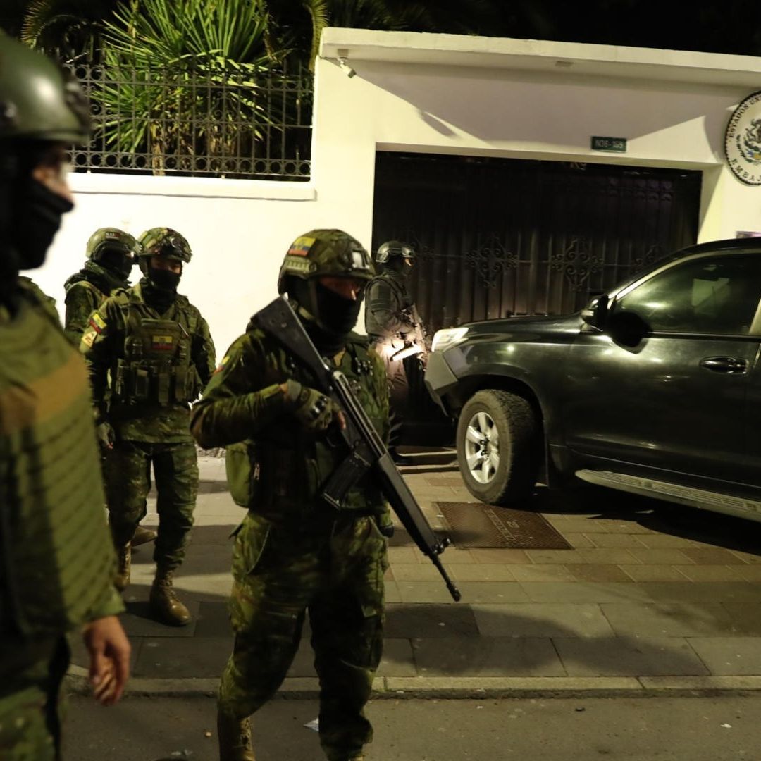Policías afuera de la embajada de México en Quito
