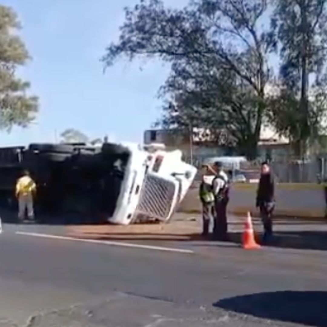 Tráfico por Volcadura de Tráiler en la Autopista México-Puebla altura de San Martín Texmelucan