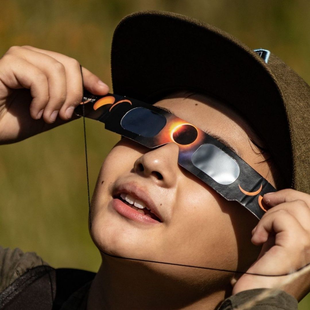 Persona observa el eclipse el 14 de octubre de 2023