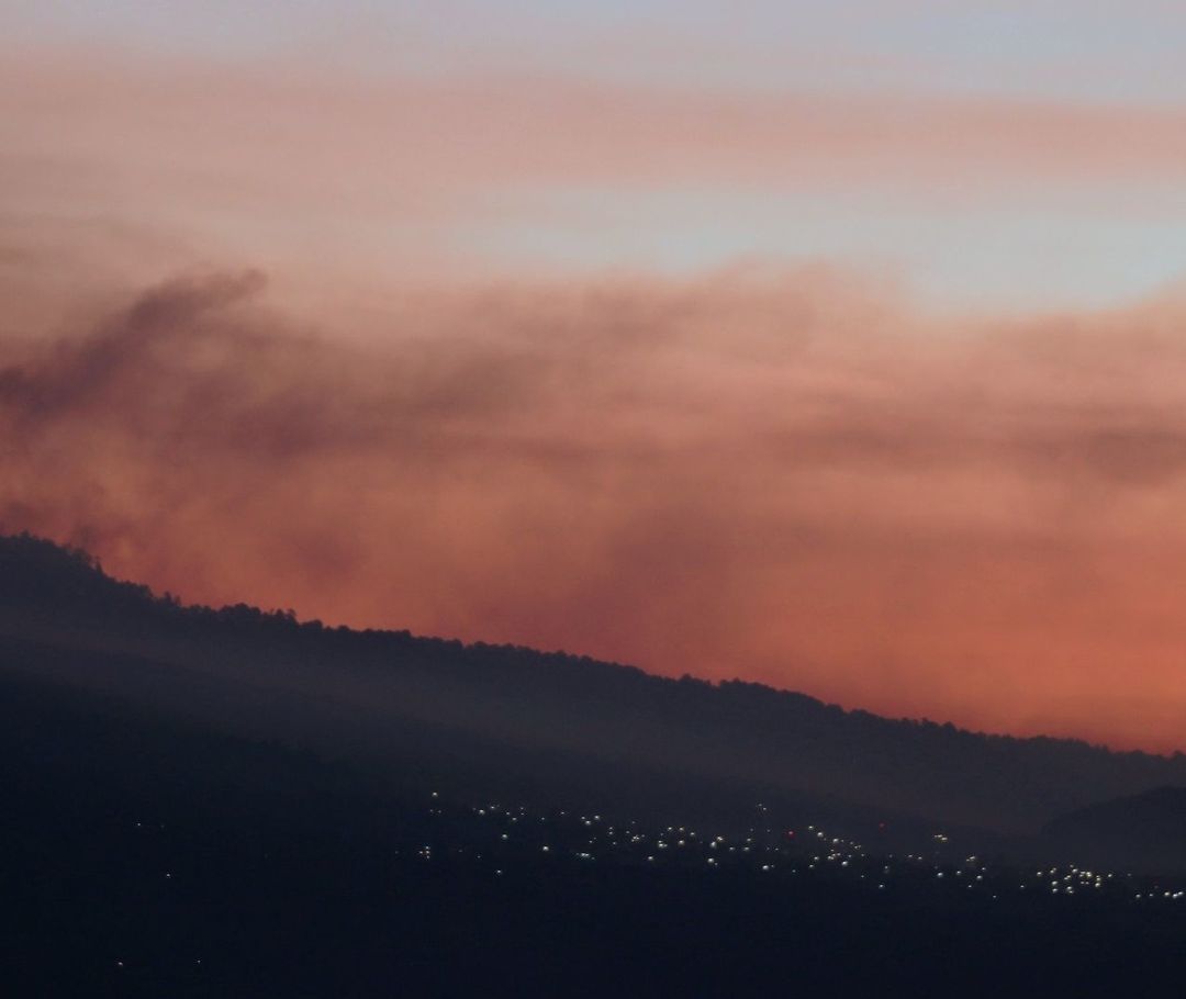 Habitantes de Amatlán colaboran en el combate al fuego en Tepoztlán