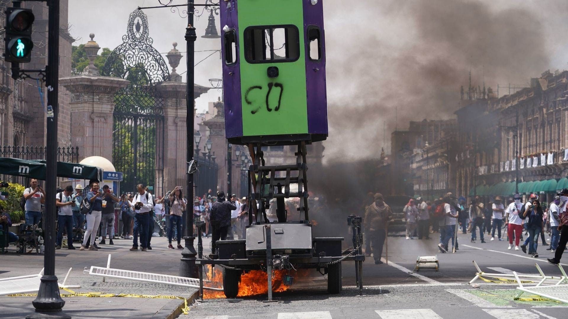 Pobladores de Arantepacua, Michoacán, realizaron actos vandálicos en el Palacio de Gobierno