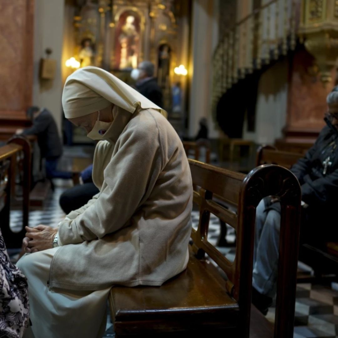 Una monja reza en la catedral de Salta, Argentina