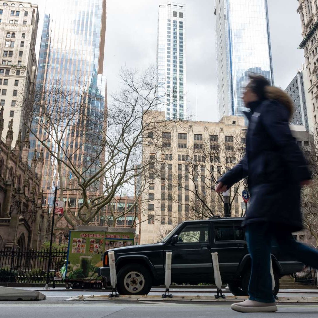 Personas caminando por calles de Nueva York