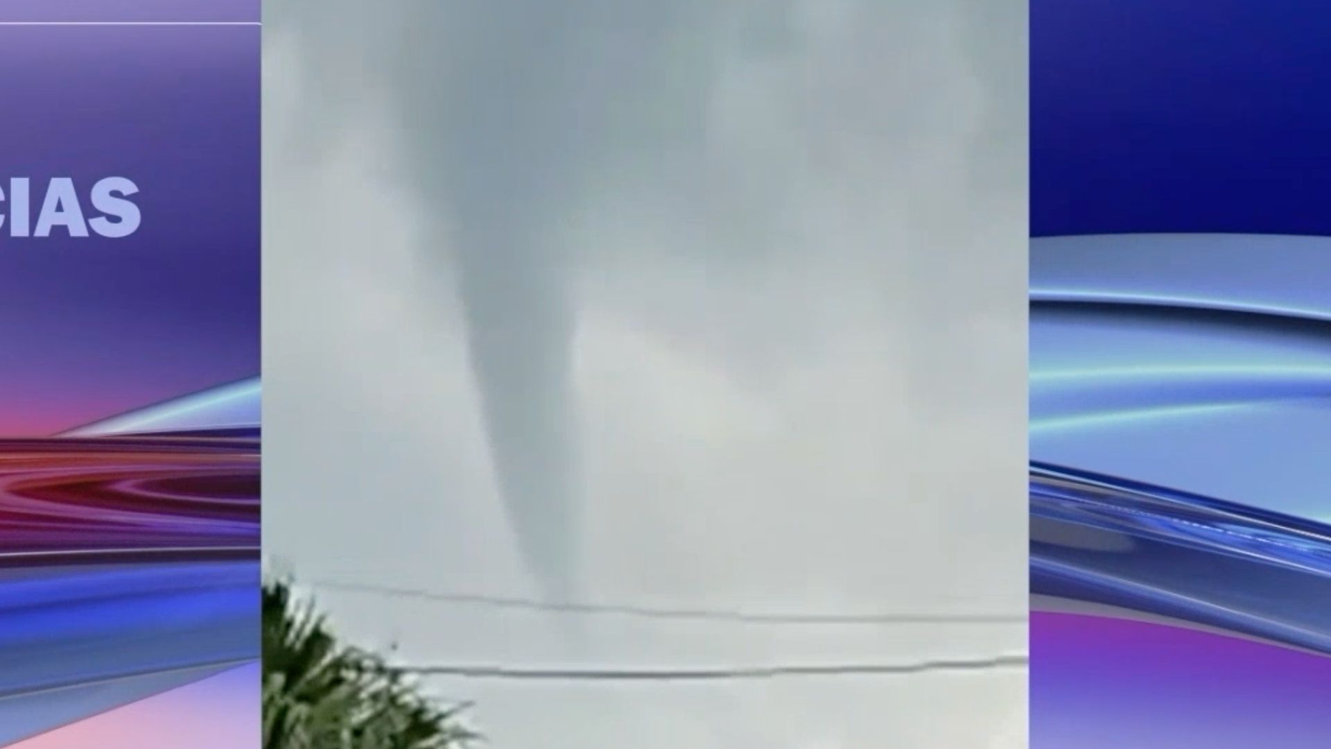 Los habitantes de Lerdo de Tejada, Veracruz fueron sorprendidos por un fenómeno meteorológico en forma de tornado o embudo.
