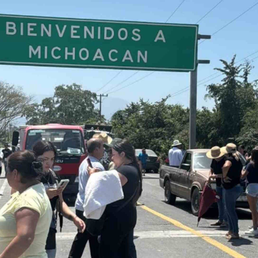 Por enfrentamientos del crimen, pobladores y desplazados cierran paso entre Colima y Michoacán