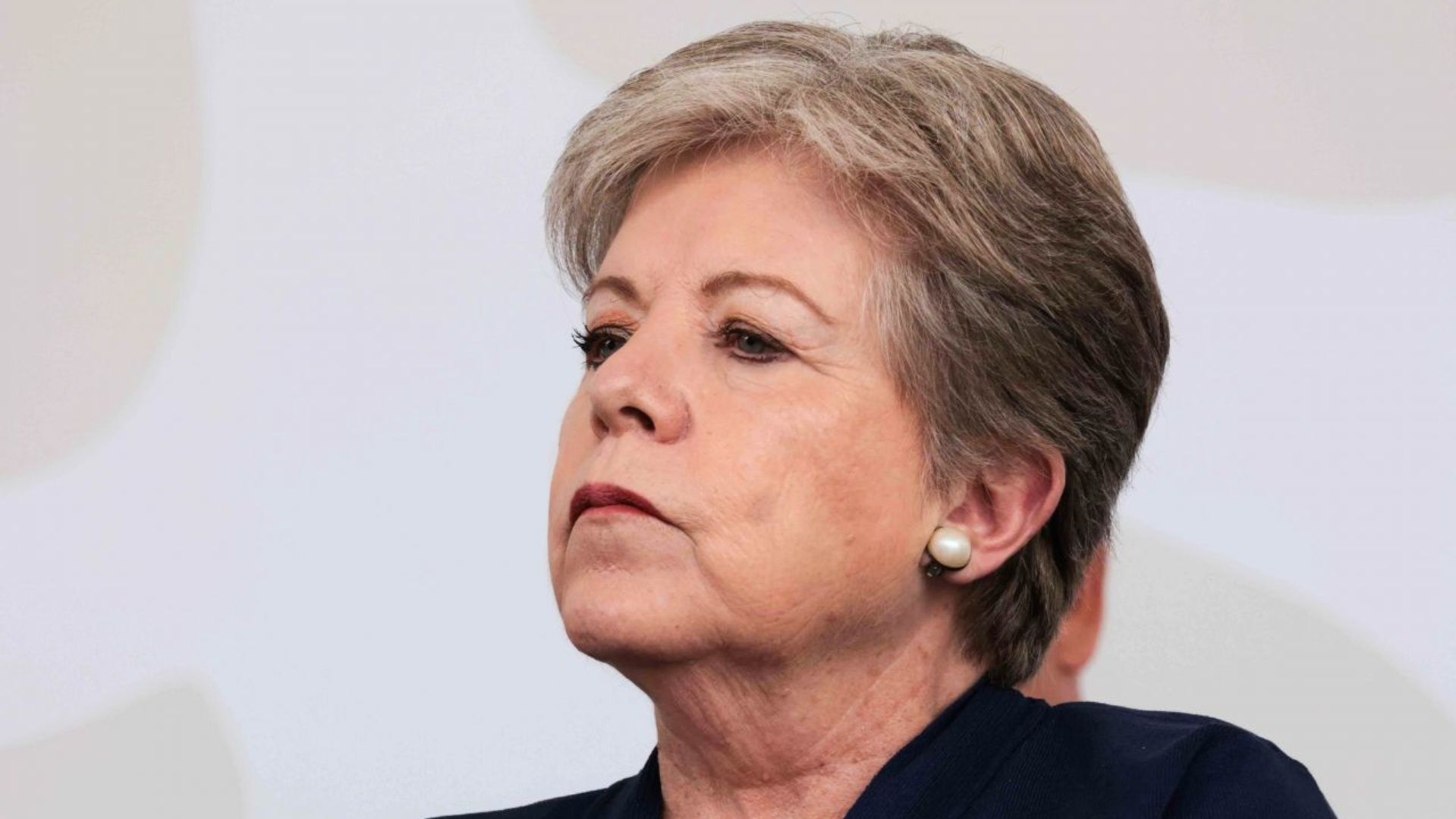 Canciller Alicia Bárcena Condena Enérgicamente Irrupción a Embajada de México en Ecuador
