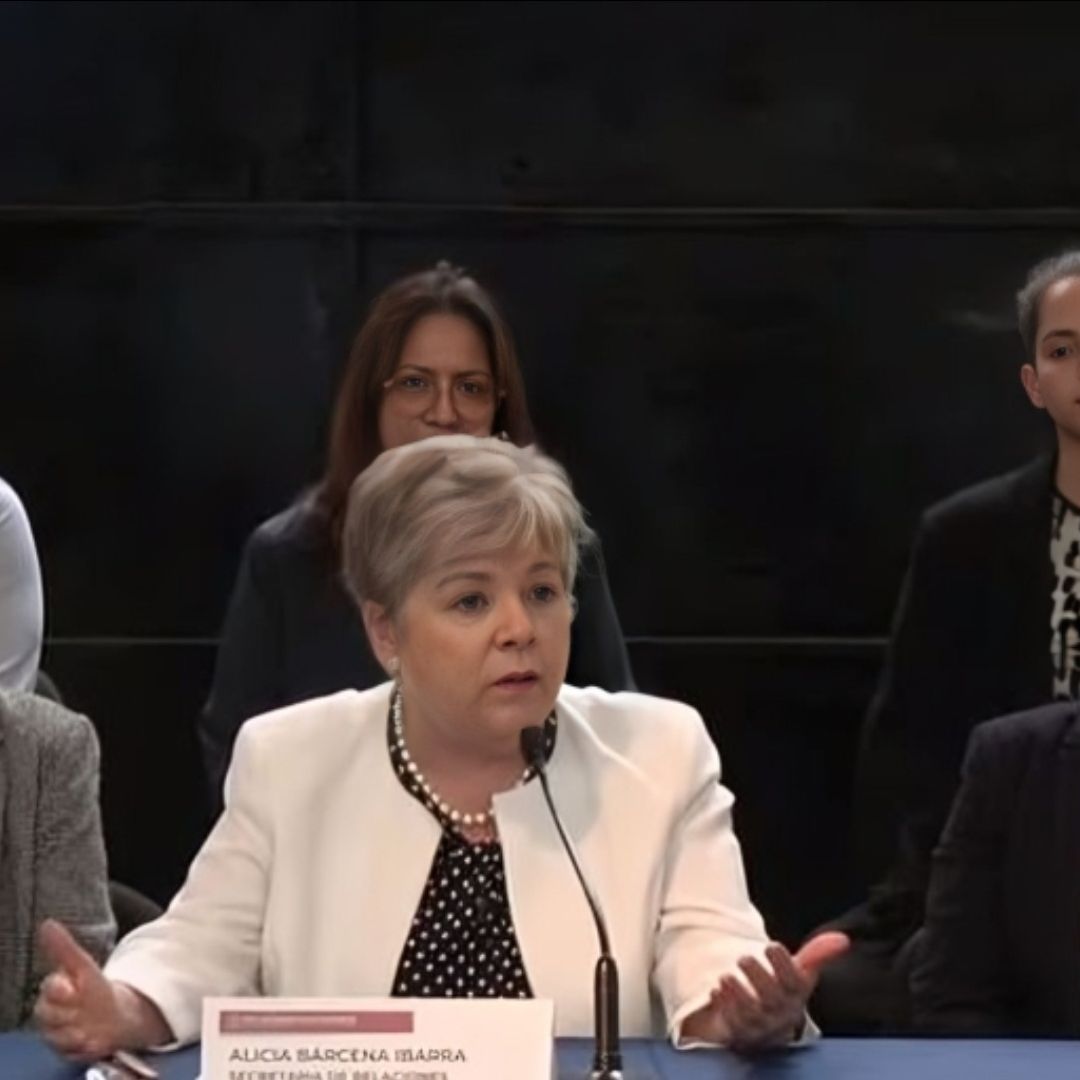 Llega a México delegación mexicana que dejó Ecuador