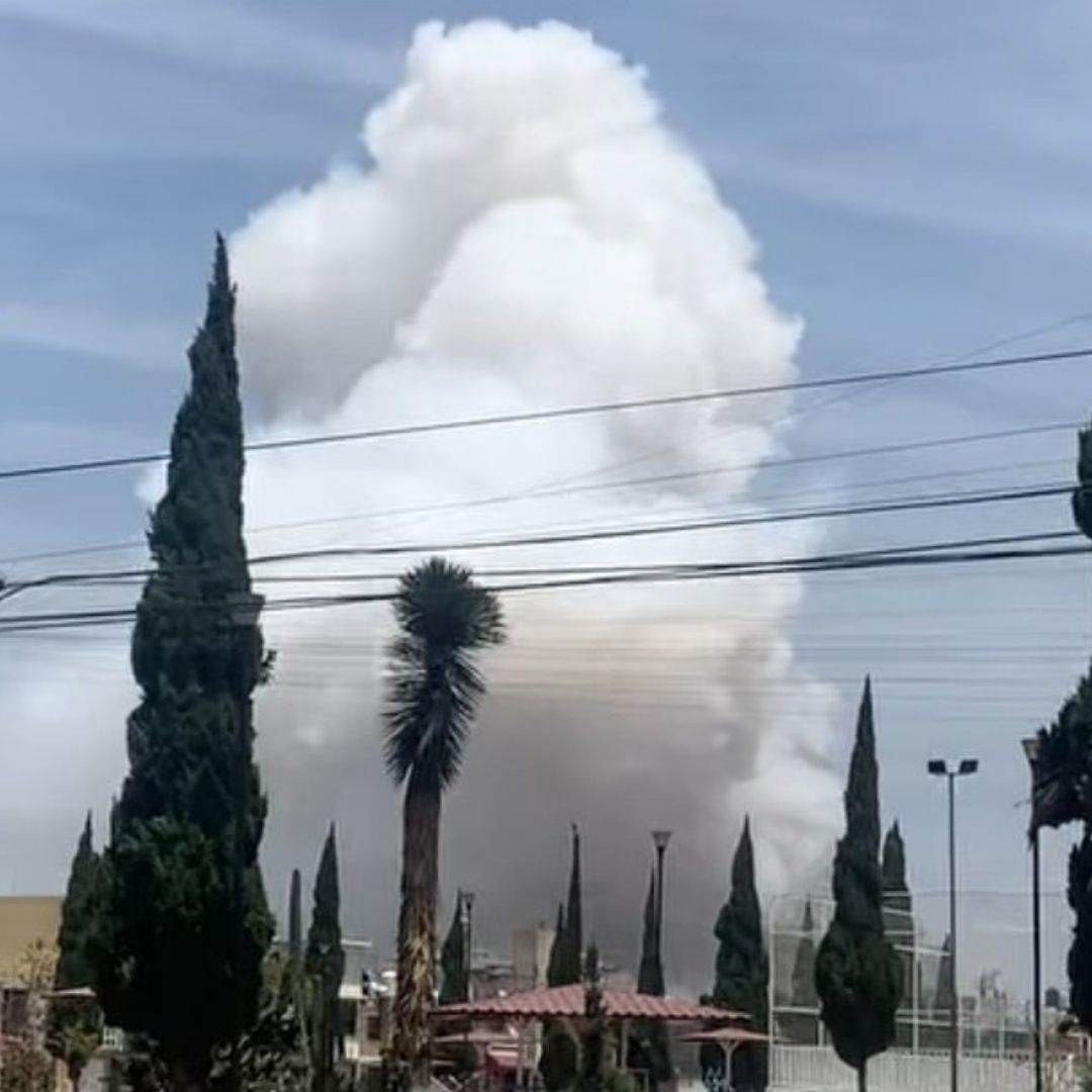 Columna de humo por explosión en Tultepec