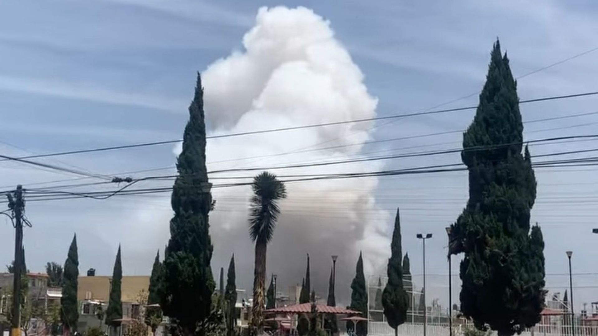Columna de humo por explosión en Tultepec