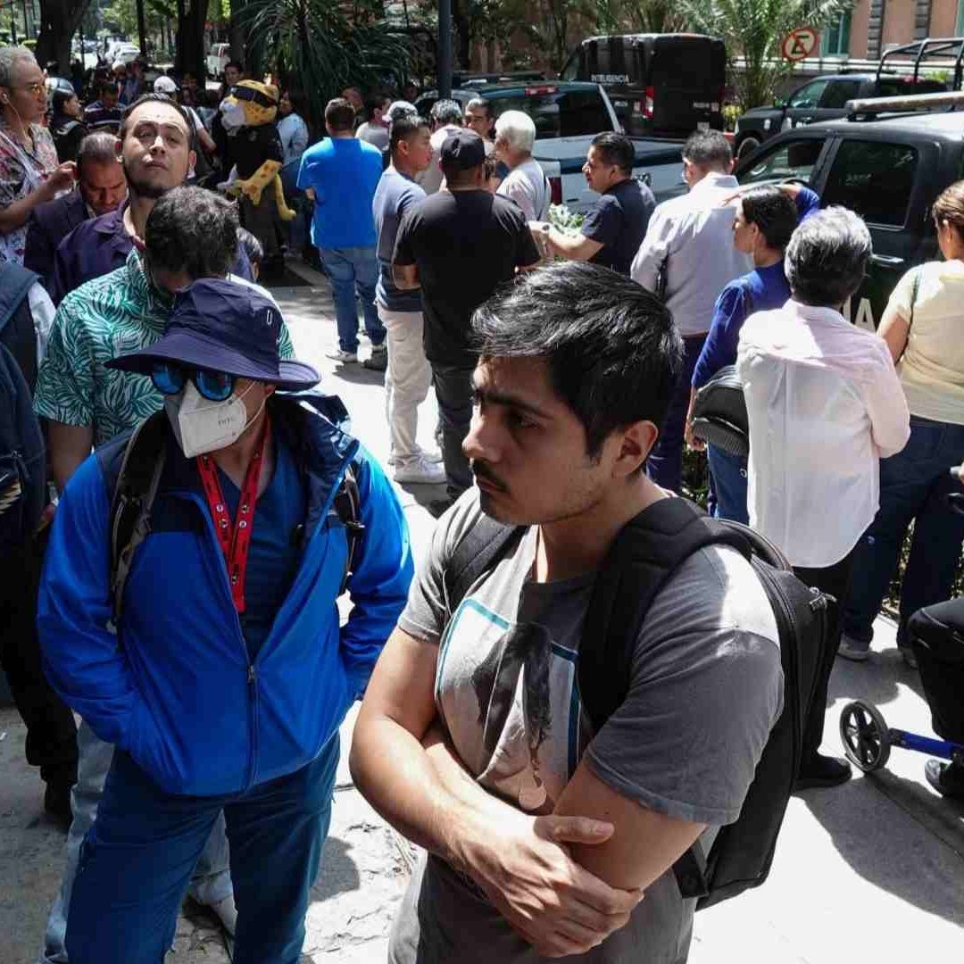 Ciudadanos Continúan en Busca de Lentes para Ver el Eclipse