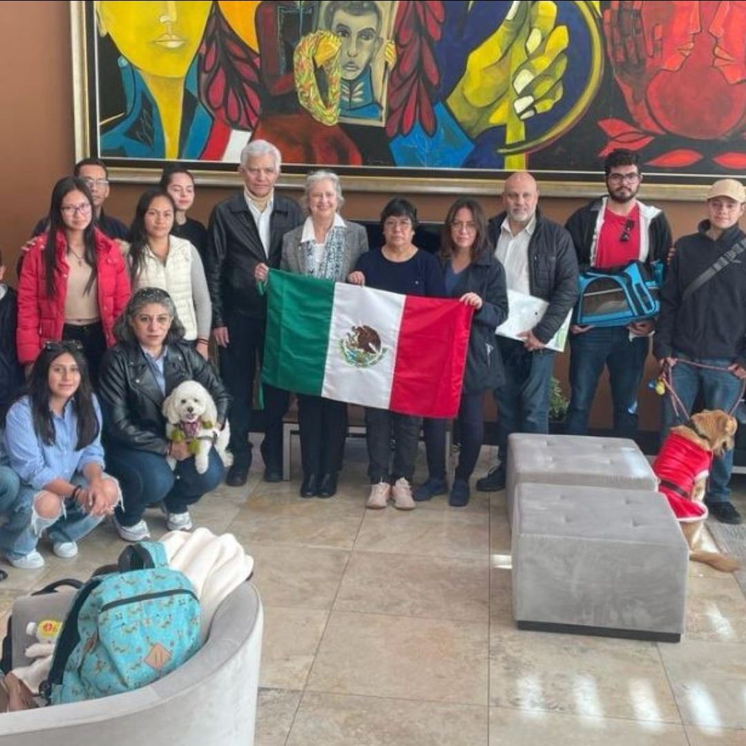 Sale personal diplomático de México de Ecuador