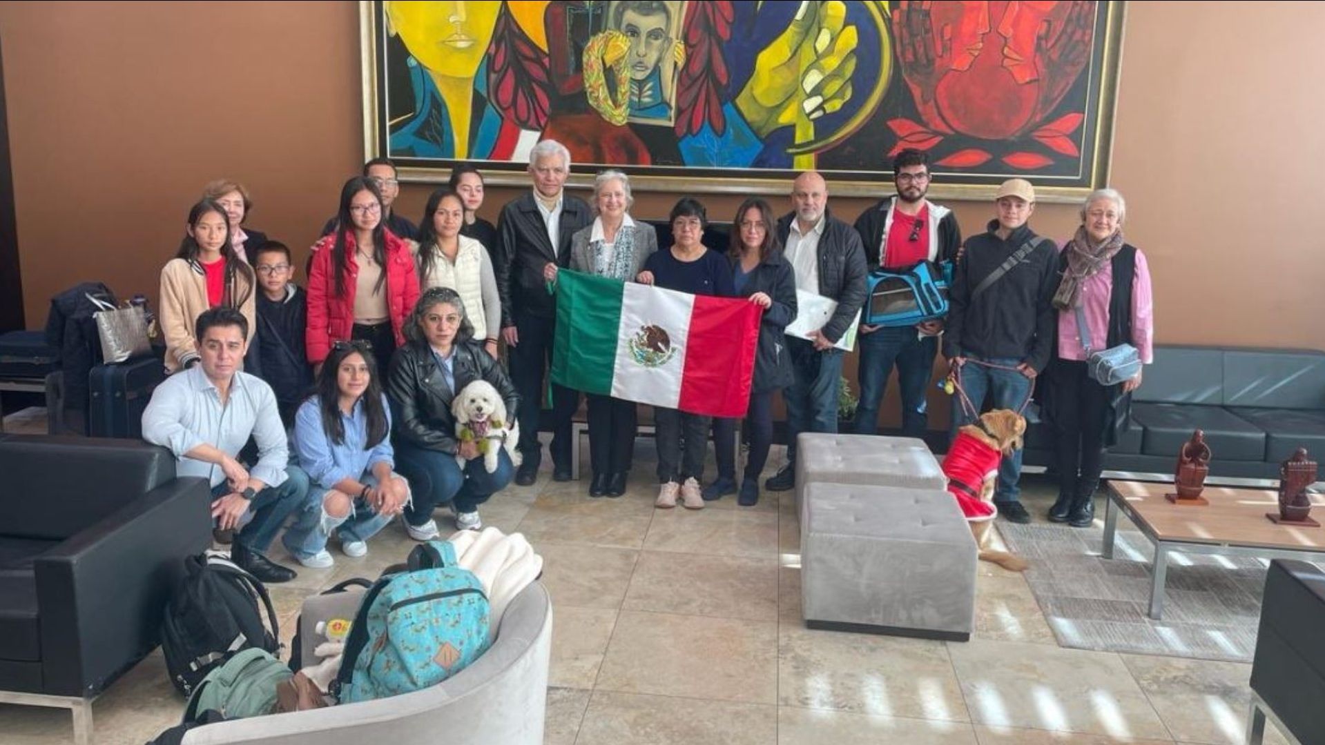 Sale personal diplomático de México de Ecuador