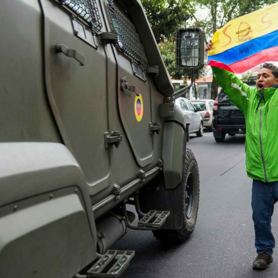 El parlamento de Ecuador cita a ministros para dar explicaciones por invasión de embajada mexicana