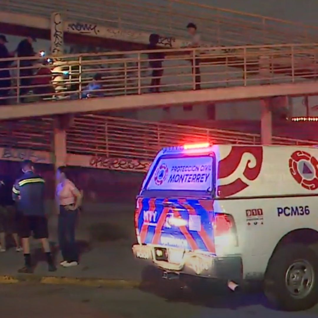 Protección Civil de Monterrey y Fuerza Civil en puente peatonal de la colonia Hogares Ferrocarrileros
