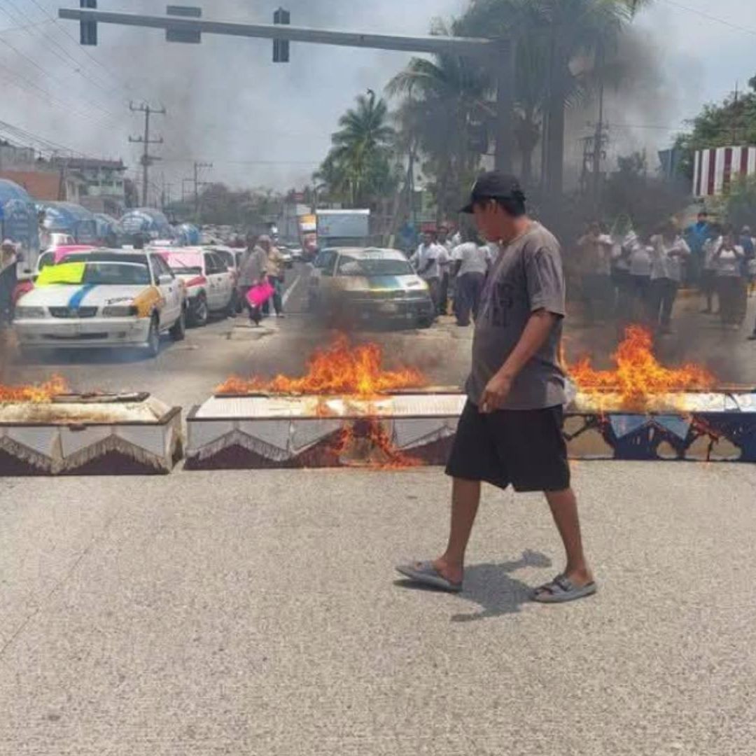 Transportistas Bloquean con Ataúdes la Entrada de Acapulco ante Asesinatos de Choferes